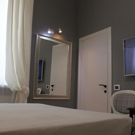 Jacuzzi Apartament By Parmacentro B&B Ngoại thất bức ảnh