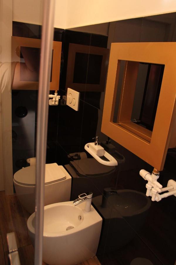 Jacuzzi Apartament By Parmacentro B&B Ngoại thất bức ảnh